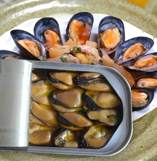 Canned smoked mussels